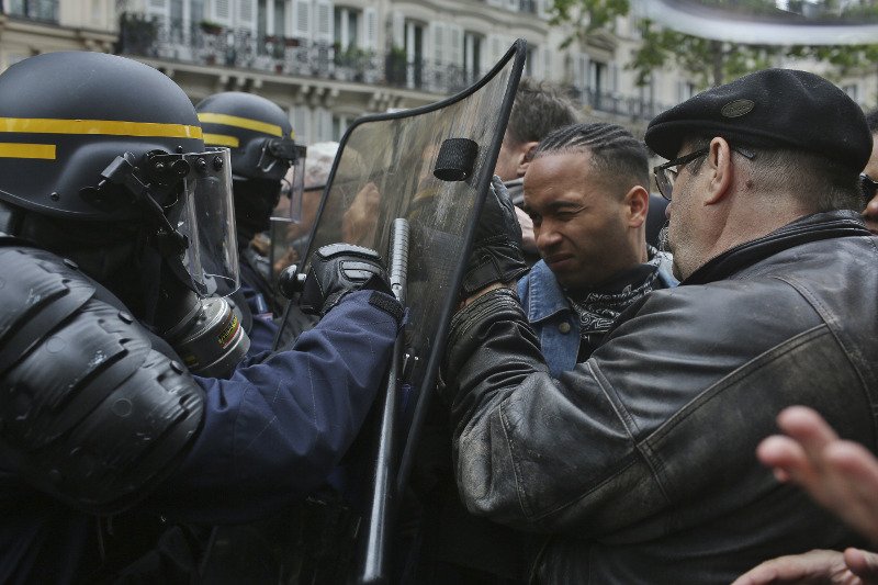 Η πρώτη διαδήλωση κατά Μακρόν μετά την εκλογή του -Συγκρούσεις με την αστυνομία [εικόνες & βίντεο] | iefimerida.gr 4