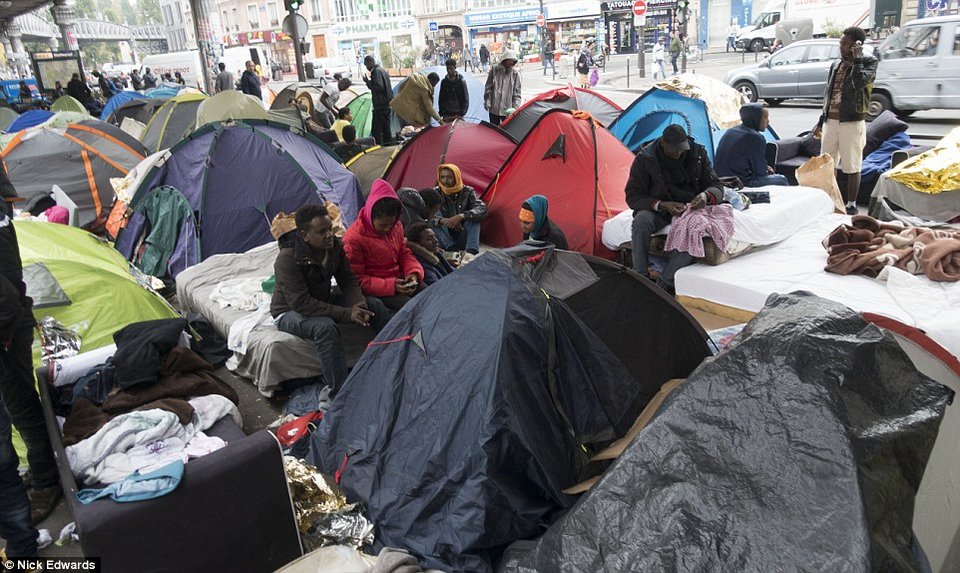 Γέμισε σκηνές με πρόσφυγες το Παρίσι: Πάνω από 2.000 στους δρόμους -Εικόνες απόγνωσης | iefimerida.gr 3