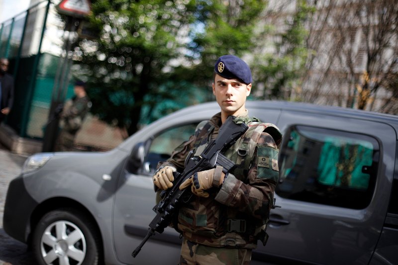 Συναγερμός στο Παρίσι: Αυτοκίνητο έπεσε πάνω σε στρατιώτες-Εξι τραυματίες [εικόνες] | iefimerida.gr 5