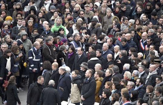Παρίσι: Εκδηλώσεις μνήμεις για τα θύματα τρομοκρατίας -Τραγούδησε ο Τζόνι Χαλιντέι, σάλος στις οικογένειες των θυμάτων [εικόνες] | iefimerida.gr 0