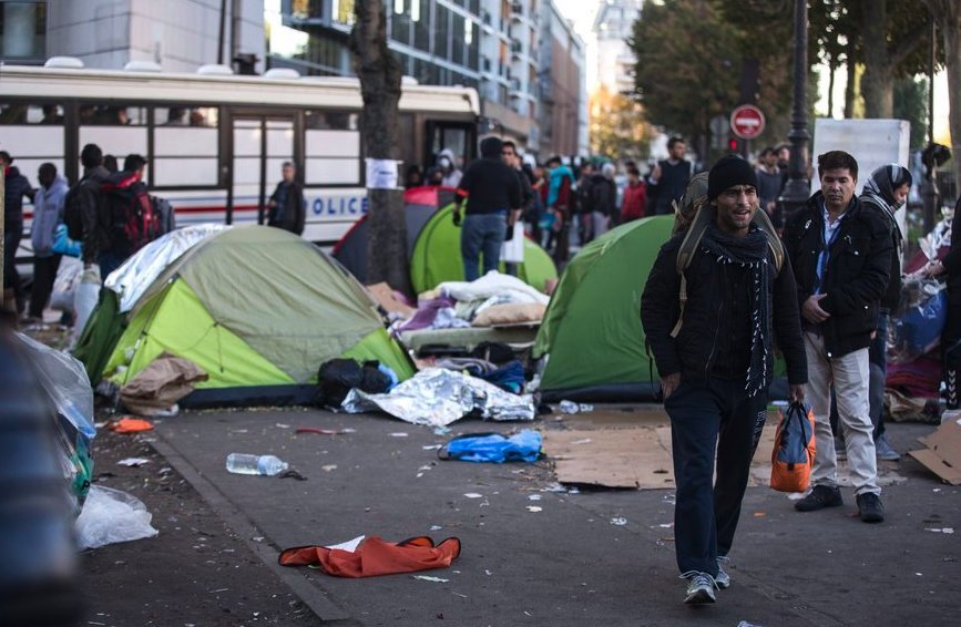 Σκληρές συγκρούσεις στο Παρίσι - Η αστυνομία με μπουλντόζες διαλύει τις σκηνές [εικόνες] | iefimerida.gr 0