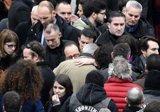 Παρίσι: Εκδηλώσεις μνήμεις για τα θύματα τρομοκρατίας -Τραγούδησε ο Τζόνι Χαλιντέι, σάλος στις οικογένειες των θυμάτων [εικόνες] | iefimerida.gr 1