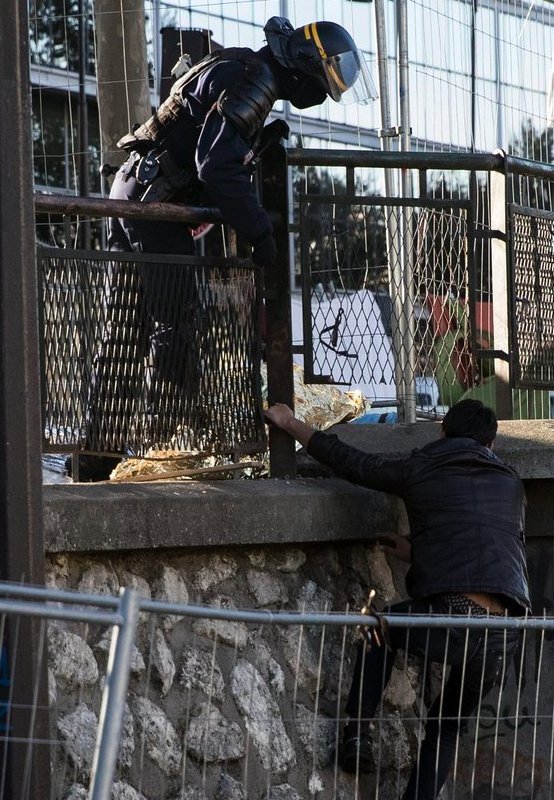 Σκληρές συγκρούσεις στο Παρίσι - Η αστυνομία με μπουλντόζες διαλύει τις σκηνές [εικόνες] | iefimerida.gr 3