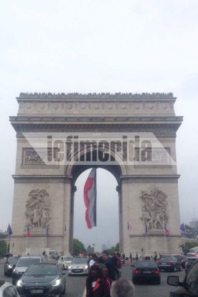 Γαλλικές εκλογές: Στιγμιότυπα από το Παρίσι λίγο πριν κλείσουν οι κάλπες [εικόνες] | iefimerida.gr 2