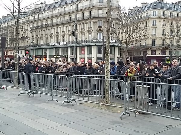 Παρίσι: Εκδηλώσεις μνήμεις για τα θύματα τρομοκρατίας -Τραγούδησε ο Τζόνι Χαλιντέι, σάλος στις οικογένειες των θυμάτων [εικόνες] | iefimerida.gr 3
