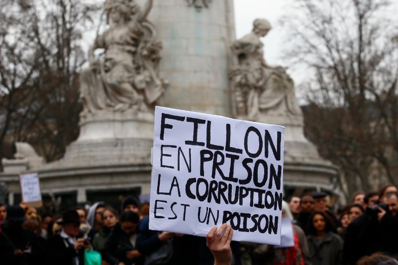 Μεγάλες διαδηλώσεις κατά της διαφθοράς στη Γαλλία: «Φιγιόν πήγαινε φυλακή» [εικόνες] | iefimerida.gr 0