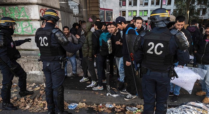 Σκληρές συγκρούσεις στο Παρίσι - Η αστυνομία με μπουλντόζες διαλύει τις σκηνές [εικόνες] | iefimerida.gr 1