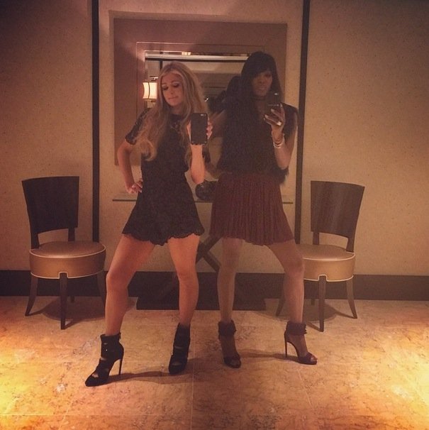 Πάρις Χίλτον vs Ναόμι Κάμπελ: Ποια από τις δύο έχει τα καλύτερα πόδια [εικόνα] | iefimerida.gr 0