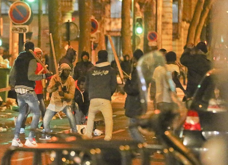 Νύχτα ταραχής στο Παρίσι - Ξύλο με καδρόνια ανάμεσα σε πρόσφυγες [εικόνες] | iefimerida.gr 0