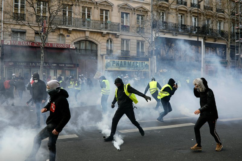 Σποραδικές συγκρούσεις ξέσπασαν στο Παρίσι και σε άλλες πόλεις της Γαλλίας σήμερα μεταξύ της αστυνομίας και των κίτρινων γιλέκων.