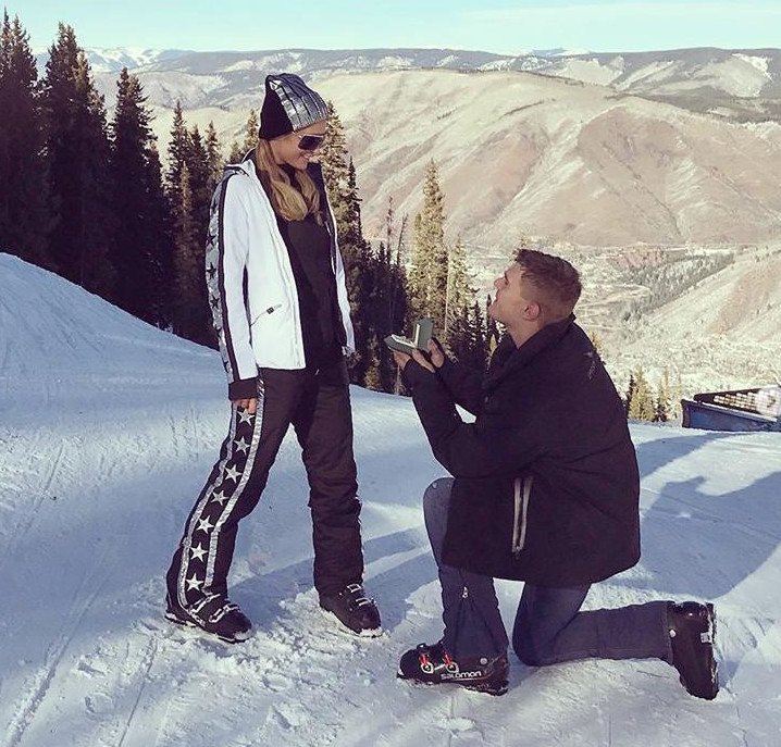 Η Πάρις Χίλτον αρραβωνιάστηκε -Η πρόταση γάμου στα χιόνια και το μονόπετρο [βίντεο] | iefimerida.gr 0