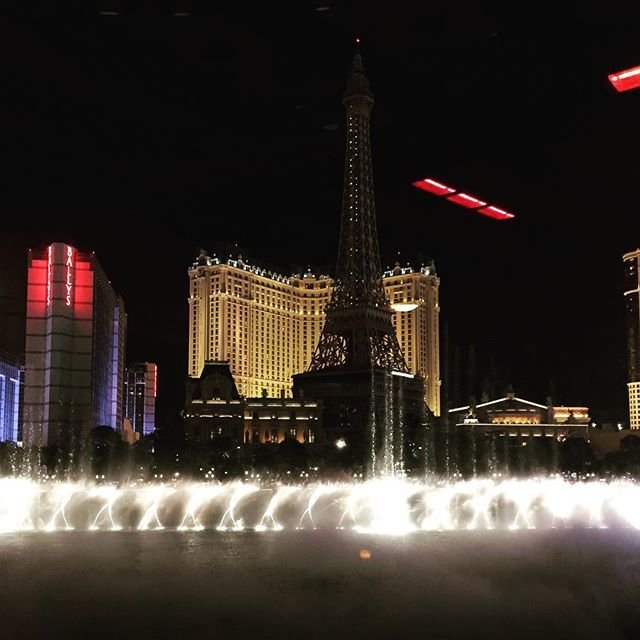 Μπλε, λευκό, κόκκινο -Κτίρια φωτίστηκαν στα γαλλικά χρώματα για να τιμήσουν τα θύματα [εικόνες] | iefimerida.gr 10