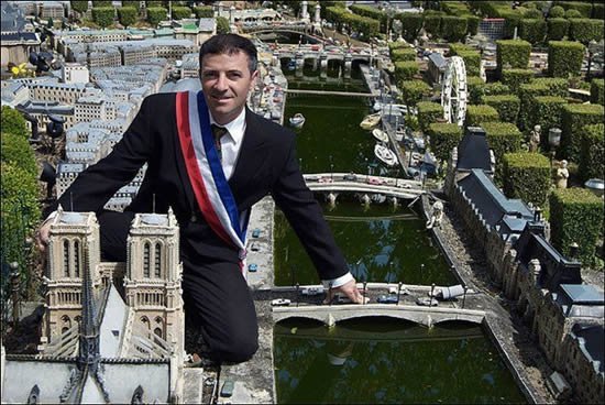 Εφτιαξε μια μικρογραφία του Παρισιού στον κήπο - Χρειάστηκε 14 χρόνια [εικόνες] | iefimerida.gr 7