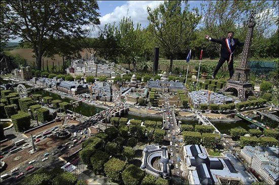 Εφτιαξε μια μικρογραφία του Παρισιού στον κήπο - Χρειάστηκε 14 χρόνια [εικόνες] | iefimerida.gr 5