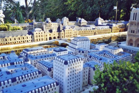 Εφτιαξε μια μικρογραφία του Παρισιού στον κήπο - Χρειάστηκε 14 χρόνια [εικόνες] | iefimerida.gr 4