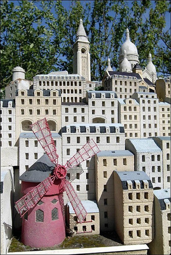 Εφτιαξε μια μικρογραφία του Παρισιού στον κήπο - Χρειάστηκε 14 χρόνια [εικόνες] | iefimerida.gr 3