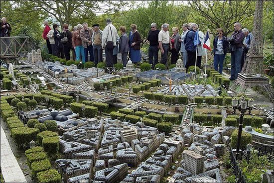 Εφτιαξε μια μικρογραφία του Παρισιού στον κήπο - Χρειάστηκε 14 χρόνια [εικόνες] | iefimerida.gr 2