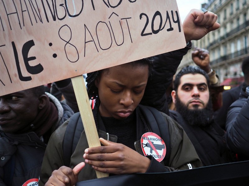Επεισόδια σε μεγάλη διαδήλωση κατά της αστυνομικής βίας στο Παρίσι [εικόνες] | iefimerida.gr 2