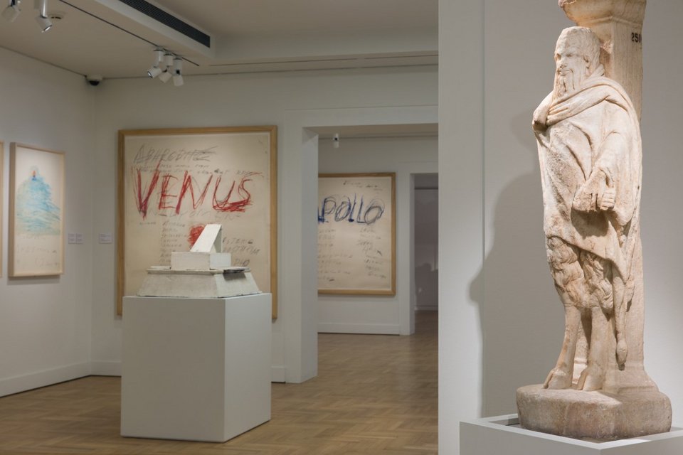 Ο διευθυντής του Μουσείου Κυκλαδικής Τέχνης τοποθετεί τις γραφές του Twombly πλάι σε αρχαιότητες [εικόνες] | iefimerida.gr 1