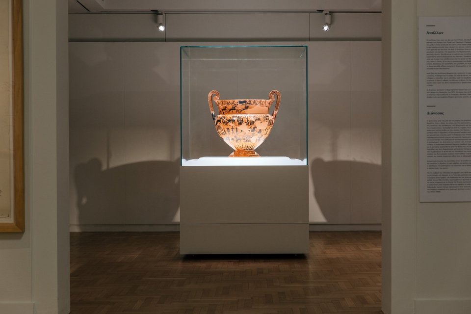 Ο διευθυντής του Μουσείου Κυκλαδικής Τέχνης τοποθετεί τις γραφές του Twombly πλάι σε αρχαιότητες [εικόνες] | iefimerida.gr 3