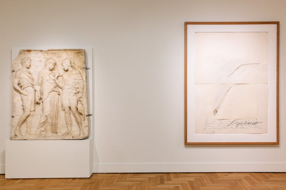 Ο διευθυντής του Μουσείου Κυκλαδικής Τέχνης τοποθετεί τις γραφές του Twombly πλάι σε αρχαιότητες [εικόνες] | iefimerida.gr 5