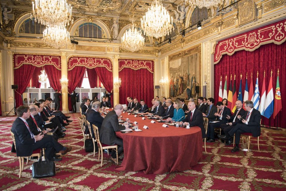 Ο Τσίπρας στο τραπέζι με Ολάντ, Ρέντσι, Φάιμαν και άλλους -Αναζητούν νέο σχέδιο για την Ευρώπη [εικόνες] | iefimerida.gr 2