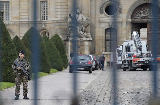 Οδηγός προσπάθησε να εισβάλει σε τουριστικό αξιοθέατο του Παρισιού -Αστυνομικός άνοιξε πυρ [εικόνες] | iefimerida.gr 1