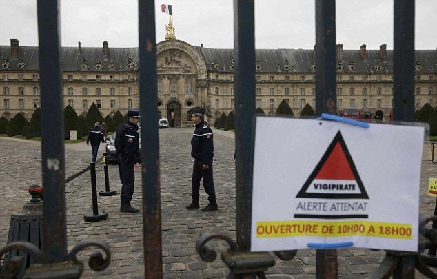 Οδηγός προσπάθησε να εισβάλει σε τουριστικό αξιοθέατο του Παρισιού -Αστυνομικός άνοιξε πυρ [εικόνες] | iefimerida.gr 0