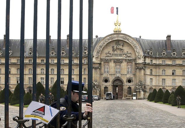 Οδηγός προσπάθησε να εισβάλει σε τουριστικό αξιοθέατο του Παρισιού -Αστυνομικός άνοιξε πυρ [εικόνες] | iefimerida.gr 2