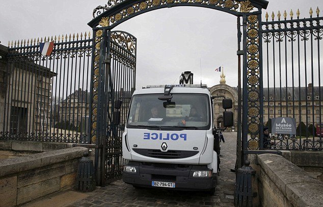 Οδηγός προσπάθησε να εισβάλει σε τουριστικό αξιοθέατο του Παρισιού -Αστυνομικός άνοιξε πυρ [εικόνες] | iefimerida.gr 3