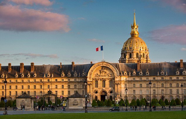 Οδηγός προσπάθησε να εισβάλει σε τουριστικό αξιοθέατο του Παρισιού -Αστυνομικός άνοιξε πυρ [εικόνες] | iefimerida.gr 4