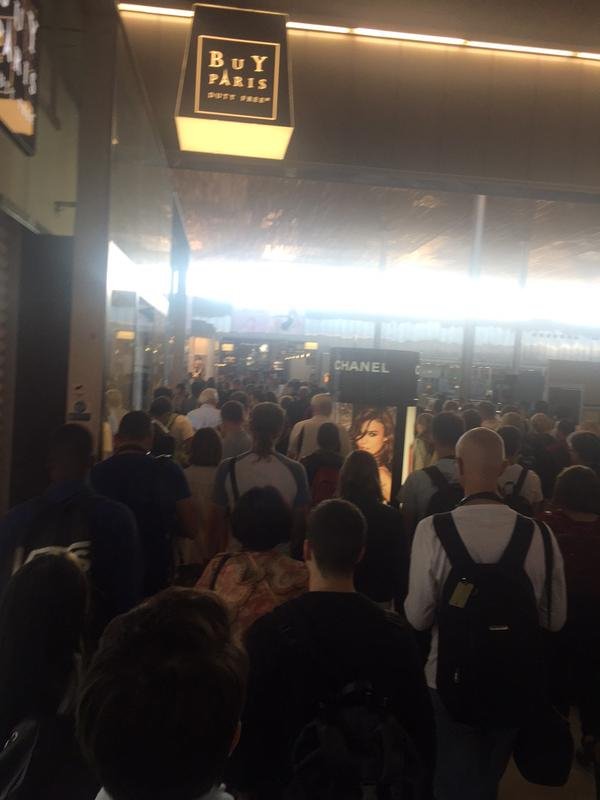 Νέα αναστάτωση στο Παρίσι - Τηλεφώνημα για βόμβα στο αεροδρόμιο [εικόνες] | iefimerida.gr 1