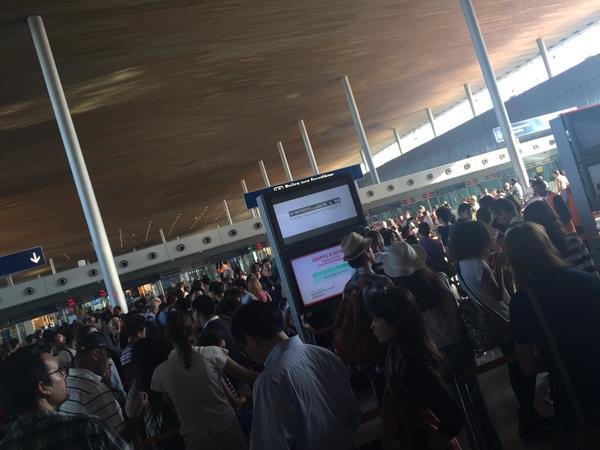 Νέα αναστάτωση στο Παρίσι - Τηλεφώνημα για βόμβα στο αεροδρόμιο [εικόνες] | iefimerida.gr 0