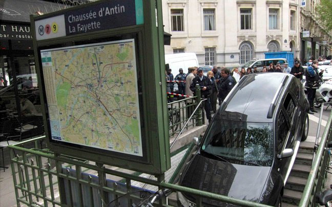 Πήγε να μπει στο μετρό με το αυτοκίνητό του! [εικόνες] | iefimerida.gr 0