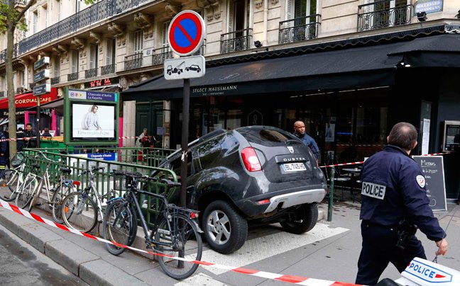 Πήγε να μπει στο μετρό με το αυτοκίνητό του! [εικόνες] | iefimerida.gr 1