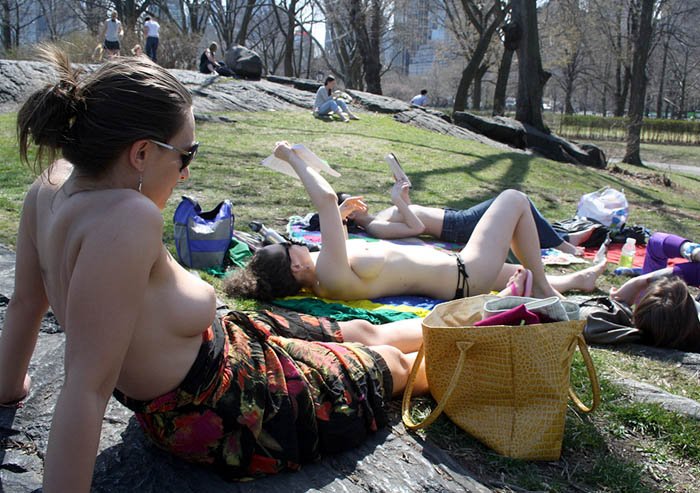 Ενας σύλλογος για διάβασμα... τόπλες -Μια ομάδα γυναικών αναστατώνει τη Νέα Υόρκη [εικόνες] | iefimerida.gr 5