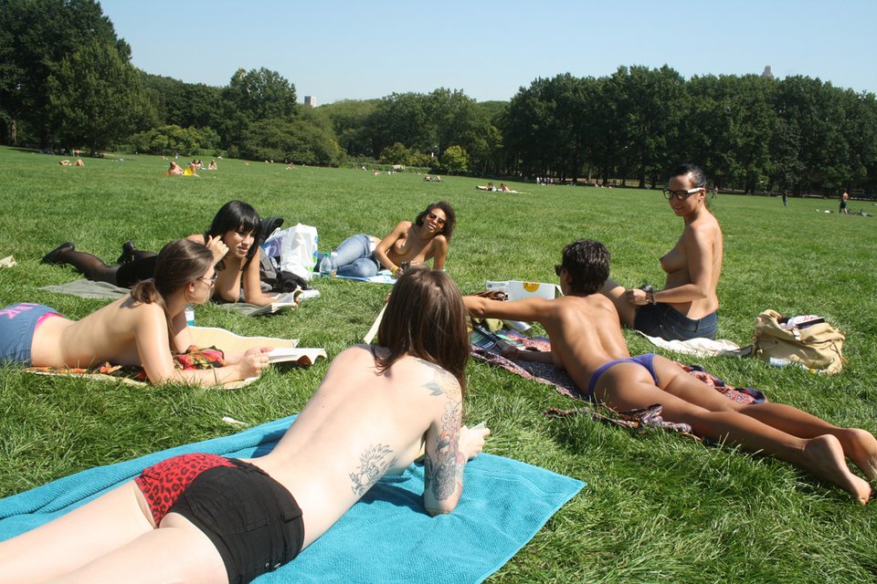 Ενας σύλλογος για διάβασμα... τόπλες -Μια ομάδα γυναικών αναστατώνει τη Νέα Υόρκη [εικόνες] | iefimerida.gr 6