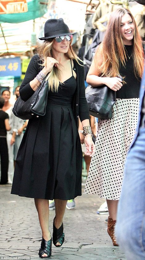 H Kάρι Μπράντσο ψωνίζει απ' το παζάρι μεταχειρισμένων ρούχων [εικόνες] | iefimerida.gr 0