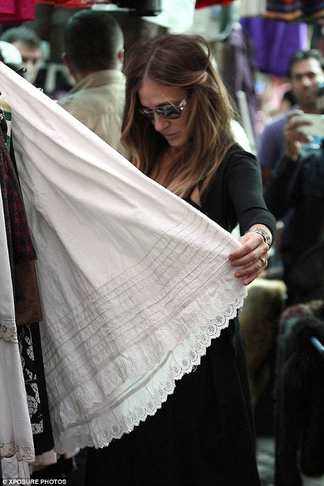 H Kάρι Μπράντσο ψωνίζει απ' το παζάρι μεταχειρισμένων ρούχων [εικόνες] | iefimerida.gr 1