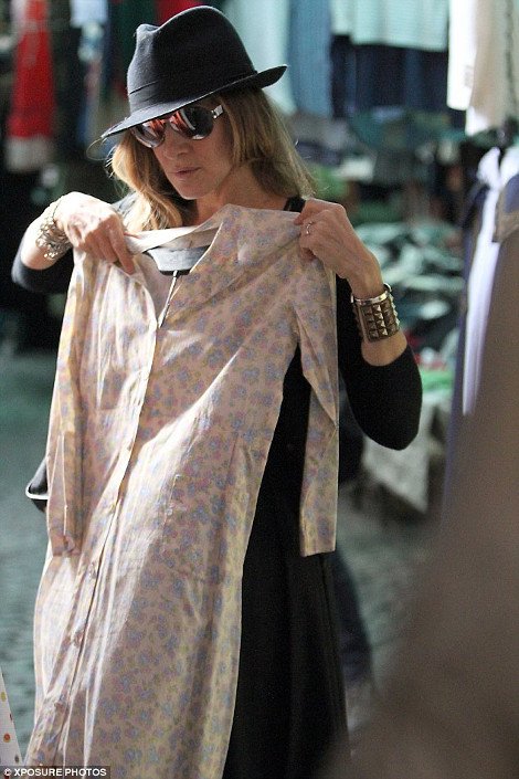 H Kάρι Μπράντσο ψωνίζει απ' το παζάρι μεταχειρισμένων ρούχων [εικόνες] | iefimerida.gr 2