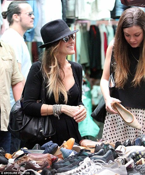 H Kάρι Μπράντσο ψωνίζει απ' το παζάρι μεταχειρισμένων ρούχων [εικόνες] | iefimerida.gr 3