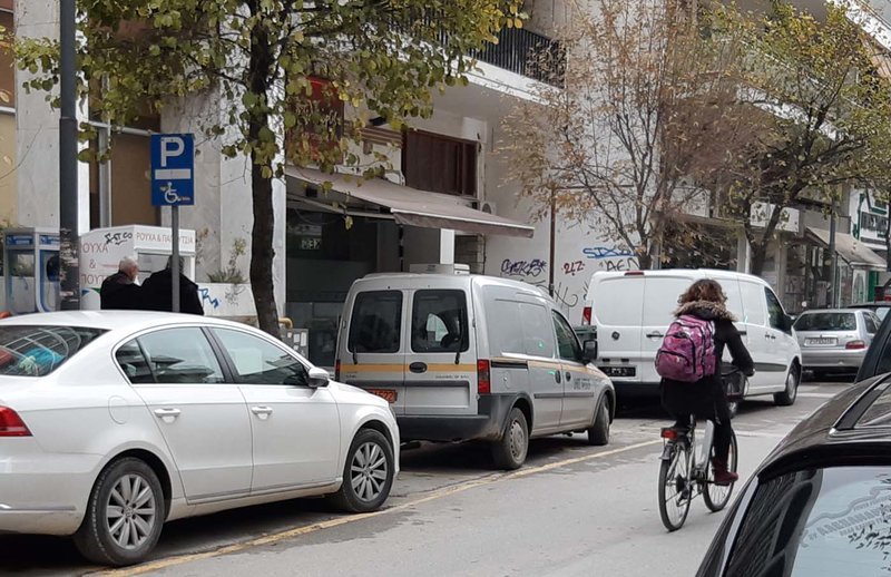 To όχημα του δήμου στην προκαθορισμένη για ΑμΕΑ θέση / Φωτογραφία: OnLarissa