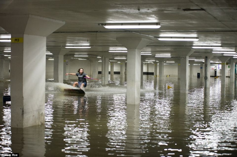 Απίστευτο τι σκέφτηκαν: Βρήκαν το πάρκινγκ πλημμυρισμένο και το έριξαν στο wakeboard [εικόνες&βίντεο] | iefimerida.gr 1