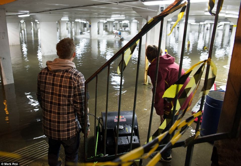 Απίστευτο τι σκέφτηκαν: Βρήκαν το πάρκινγκ πλημμυρισμένο και το έριξαν στο wakeboard [εικόνες&βίντεο] | iefimerida.gr 2