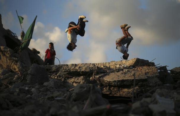 Παρκούρ πάνω στα συντρίμμια -Τα παιδιά στη Γάζα κάνουν τον πόλεμο παιχνίδι [εικόνες] | iefimerida.gr 5