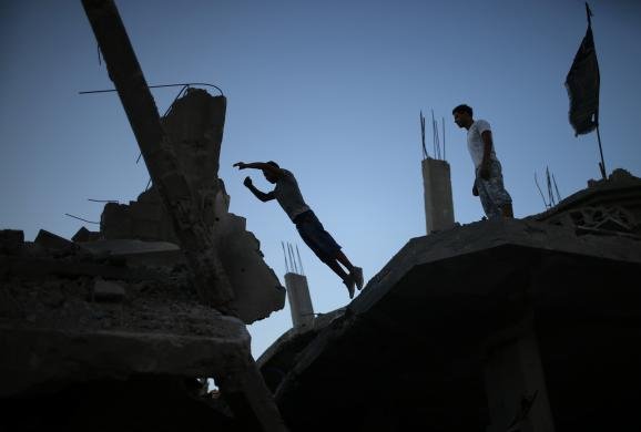 Παρκούρ πάνω στα συντρίμμια -Τα παιδιά στη Γάζα κάνουν τον πόλεμο παιχνίδι [εικόνες] | iefimerida.gr 8