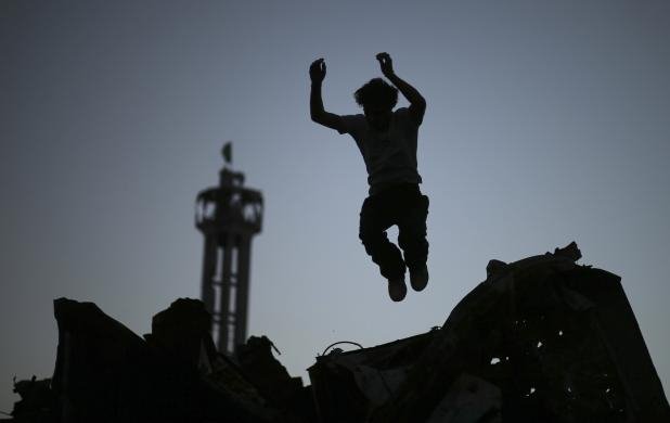 Παρκούρ πάνω στα συντρίμμια -Τα παιδιά στη Γάζα κάνουν τον πόλεμο παιχνίδι [εικόνες] | iefimerida.gr 6