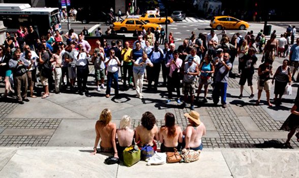 Ενας σύλλογος για διάβασμα... τόπλες -Μια ομάδα γυναικών αναστατώνει τη Νέα Υόρκη [εικόνες] | iefimerida.gr 13