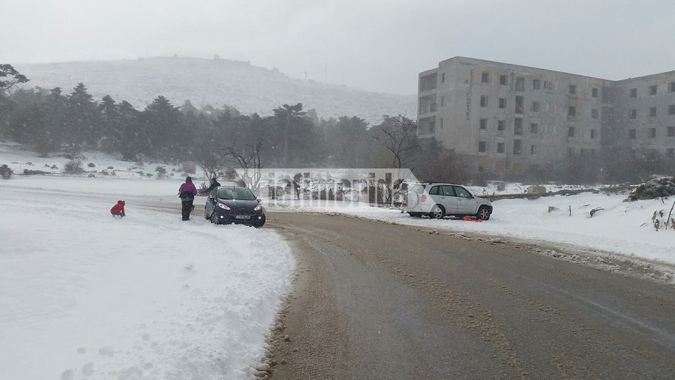 Με αλυσίδες η κυκλοφορία των ΙΧ στην Πάρνηθα -Ανοιξε ο δρόμος στην Πεντέλη [εικόνες] | iefimerida.gr 1