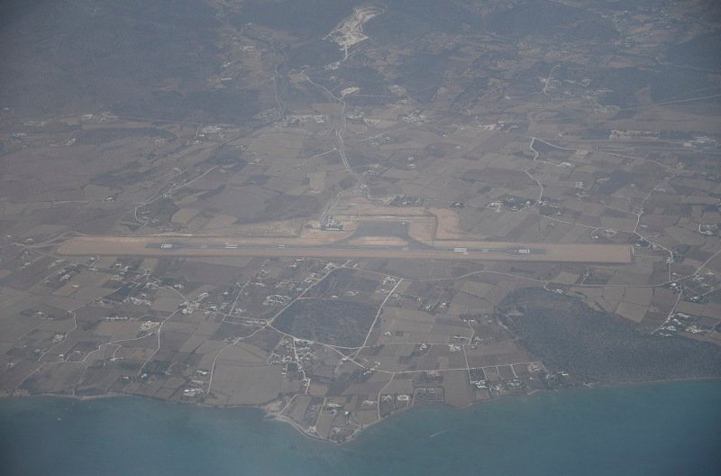 Ο Τσίπρας εντυπωσιασμένος φωτογραφίζει την Πάρο από ψηλά, από το αεροπλάνο [εικόνα] | iefimerida.gr 0